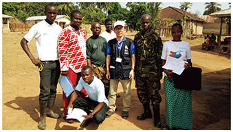 シオラレオネにおいて現地の職員と協力して疫学調査を行う防衛医科大学校教官（右から3人目）の画像