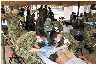 現地で医療活動にあたる医療援助隊員の画像