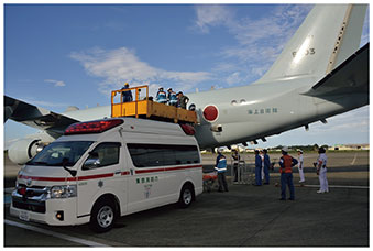 離島からの急患輸送を行う海自航空機の画像