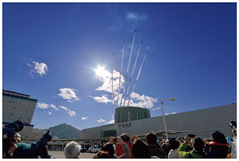 「北海道新幹線開業祝賀イベント」においてJR函館駅上空を飛行する空自ブルーインパルスの画像