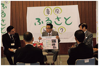 車座ふるさとトーク（秋田県秋田市）において地域住民と意見交換する熊田防衛大臣政務官の画像