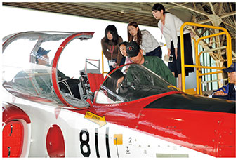 空自芦屋基地で行われた女性のための自衛隊1日見学の様子の画像