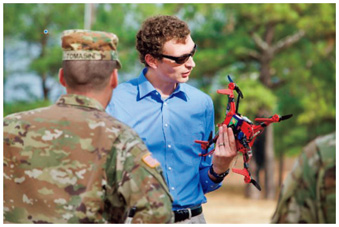 16（平成28）年12月、米陸軍調査研究所による3Dプリンターで制作した無人機のデモンストレーション【米陸軍提供】
