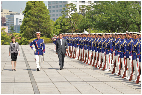 特別儀じょう隊を巡閲する安倍内閣総理大臣と稲田防衛大臣