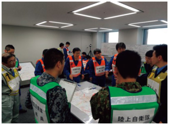 石川県で実施された国民保護訓練において、県職員と調整を行う陸自の隊員