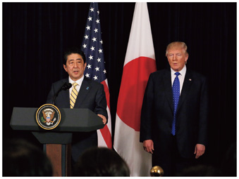 北朝鮮情勢に関する日米共同記者会見に臨むトランプ米大統領と安倍内閣総理大臣（17（平成29）年2月）【内閣広報室提供】