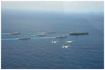 日米共同訓練を行う米空母「カール・ヴィンソン」などの米海軍艦艇と戦闘機、海自護衛艦及び空自戦闘機（17（平成29）年4月）