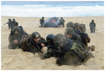 米国における米海兵隊との実動訓練（リムパック）で、上陸後の米海兵隊員と陸自隊員