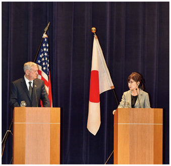 日米防衛相共同記者会見を行うマティス米国防長官（写真左）と稲田防衛大臣（写真右）