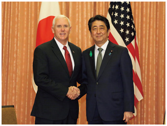 マイク・ペンス米副大統領（写真左）の表敬を受け、同氏と握手する安倍内閣総理大臣（写真右）（17（平成29）年4月）【内閣広報室提供】