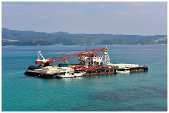 辺野古崎沖合で埋立工事に従事する工事船