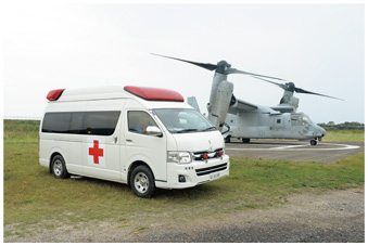 長崎県佐世保市総合訓練において、離島への急患輸送訓練を行っているMV-22（写真右）と海自救急車（写真左）