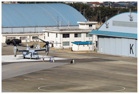 陸自木更津駐屯地のK格納庫前に駐機するMV-22オスプレイ