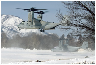 国内における米海兵隊との実動訓練（フォレストライト02）の際、相馬原演習場（群馬県）に着陸するオスプレイ