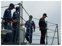 艦橋上部にて指揮を執る筆者（右端）