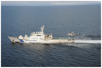 若狭湾において実施された共同訓練で海上保安庁巡視船「きそ」甲板に降下する海自SH-60K哨戒ヘリ（16（平成28）年10月）