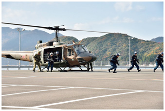 高浜原発における北陸3県警と陸自第14普通科連隊との共同訓練において機動隊員を輸送する陸自ヘリ（16（平成28）年11月）