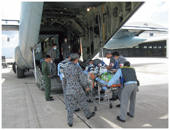 空自小牧基地において機動衛生ユニットによる急患輸送を行う隊員（16（平成28）年10月）