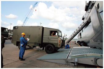 離島統合防災訓練において海自輸送艦「おおすみ」への陸自車両搭載（16（平成28）年8月）