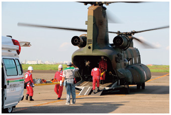 大規模地震医療活動訓練において羽田空港で空輸した患者を救急車に引き継ぐ陸自第1ヘリ団（16（平成16）年8月）