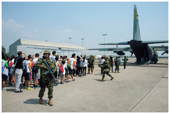 コブラゴールドにおける在外邦人等の保護措置訓練において空自C-130H輸送機へ誘導する隊員（タイ）（17（平成29）年2月）