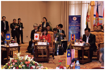 ラオスにおける日ASEAN防衛担当大臣会合に参加する稲田防衛大臣（16（平成28）年11月）