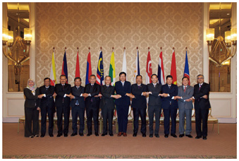 仙台で開催された第8回日ASEAN諸国防衛当局次官級会合に参加した真辺防衛審議官（左から6人目）（16（平成28）年9月）