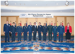 空軍参謀長等招へい行事（AFFJ）シンポジウムに臨む若宮防衛副大臣と杉山空幕長（中央）（16（平成28）年10月）