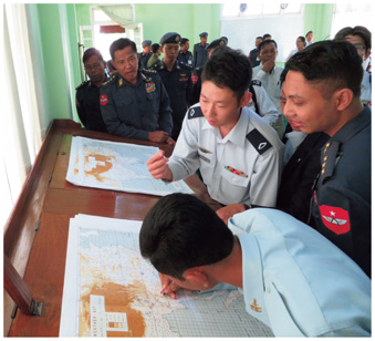 ミャンマー空軍に対して能力構築支援（航空気象分野）の一環として気象図作成要領について教育する空自隊員（17（平成29）年2月）