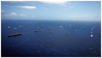 リムパック2016において米海軍空母J.C.ステニス（中央左端）を中心に陣形を組む参加国艦艇（空母の後方は海自護衛艦「ひゅうが」）（16（平成28）年7月）
