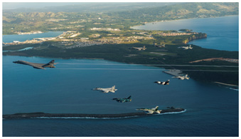 コープ・ノース・グアム17において米空軍B1爆撃機（左端）を先頭に編隊飛行を行う参加部隊の航空機（B1の右下が空自F-15戦闘機及びF-2戦闘機）（17（平成29）年2月）