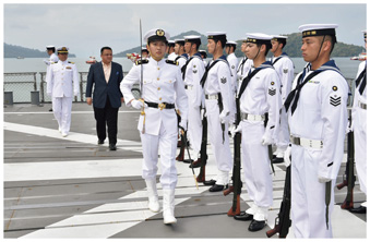 マレーシア海軍主催国際観艦式などのためマレーシアを訪問しマレーシア皇太子の視察を受ける海自護衛艦「てるづき」（16（平成28）年5月）