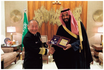 サウジアラビアのムハンマド・ビン・サルマン国防大臣（右）と握手する河野統幕長（左）（17（平成29）年1月）