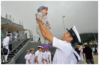 派遣海賊対処行動を終了し6か月ぶりに家族と再会した海自護衛艦「ゆうだち」乗組員(16（平成28）年9月）