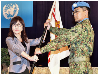 隊旗返還式において稲田防衛大臣に隊旗を返還する南スーダン派遣施設隊長（17（平成29）年5月）