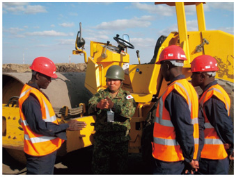 国連アフリカ施設部隊早期展開プロジェクトにてケニア軍に対してロードローラの操作法を教育する陸自隊員