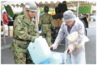 給水支援活動を実施する即応予備自衛官