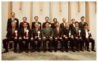 国家公務員制度担当大臣賞受賞時の写真（著者は前列の右から3番目）
