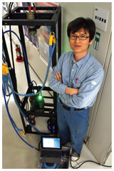 本研究の試験装置と筆者（研究代表者）