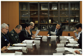 防衛装備庁長官に報告を実施する著者（著者：左から4人目）