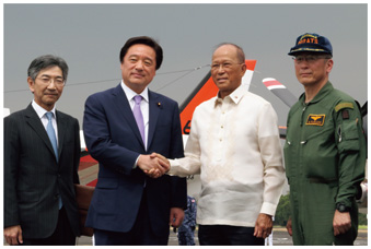 フィリピンに貸与するTC-90の前でフィリピン国防相と握手する若宮防衛副大臣