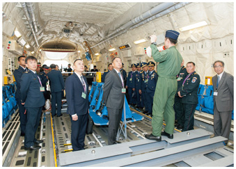 C-2輸送機を見学する諸外国の装備品取得組織の長や空軍参謀長