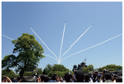 熊本復興飛翔祭において熊本城上空を飛行する空自ブルーインパルス