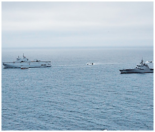 日仏英米共同訓練（17（平成29）年）【訓練をする仏海軍「ミストラル」（左）と海自「くにさき」（右）】