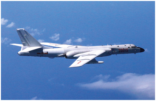 沖縄本島・宮古島間を通過して太平洋へ進出した中国空軍H-6爆撃機 （16（平成28）年9月）
