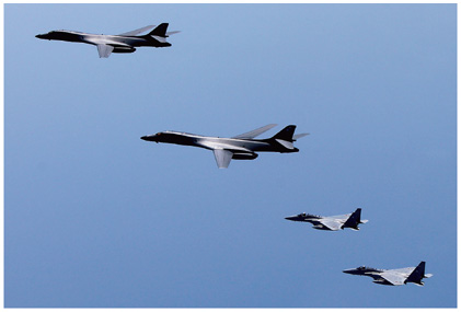 編隊航法訓練を行う米空軍B-1B爆撃機（左上）と空自F-15戦闘機（右下）（17（平成29）年5月）