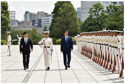 特別ぎじょう隊を巡閲する安倍内閣総理大臣と小野寺防衛大臣