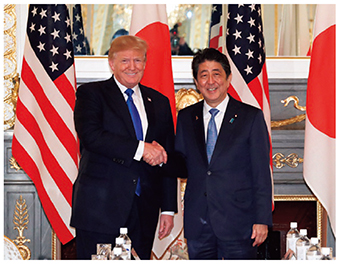 日米首脳会談においてトランプ米大統領と握手を交わす安倍内閣総理大臣（17（平成29）年11月6日）【内閣広報室提供】