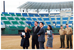 ハガティ駐日大使と愛宕山運動施設（野球場）を視察する福田岩国市長（写真中央）
