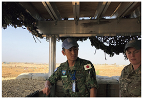 英軍工兵隊と調整を行う筆者